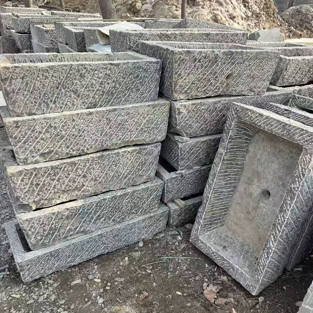 Старая каменная корыта старая корова котловина дворовая вилла для разведения рыбы