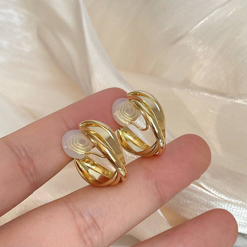 Cross-hair curved earrings for women, featuring Western and European design with a high-end, unique temperament. These are hypoallergenic stud earrings without piercing holes.