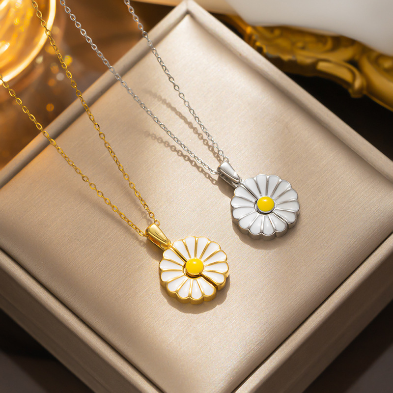 Collana con ciondolo apribile a forma di girasole in acciaio al titanio specchiato e piccola margherita_voghion.com