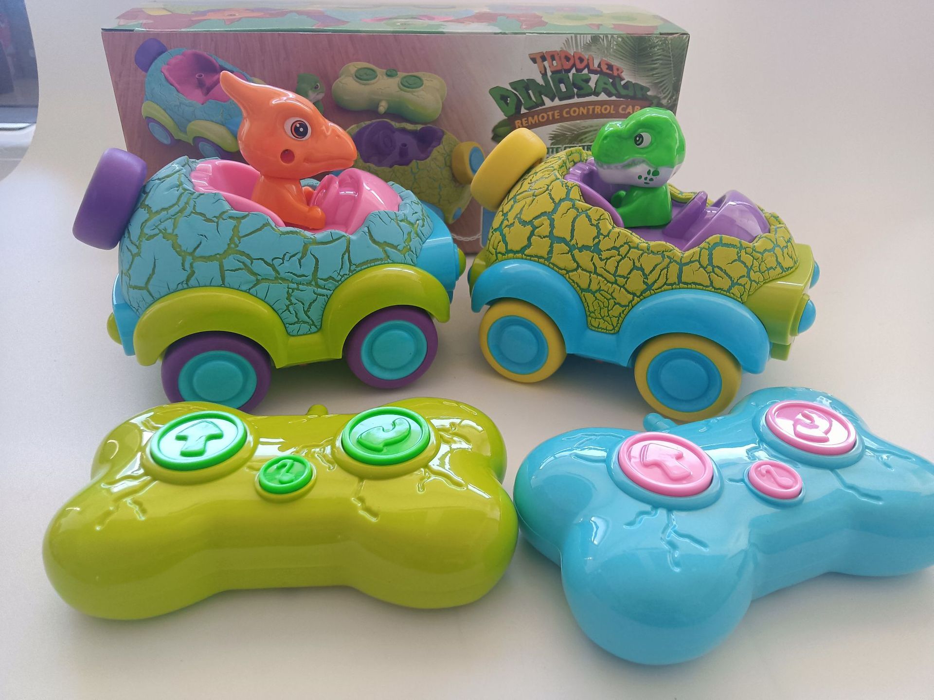 Dinosaurios transfronterizos dibujos animados juguetes de luces Aliexpress coche de acrobacias para niños modelo de coche unicornio coche de control remoto