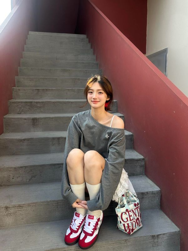 韩系慵懒风斜肩卫衣女春季新款松弛感灰色长袖宽松显瘦辣妹上衣潮|undefined