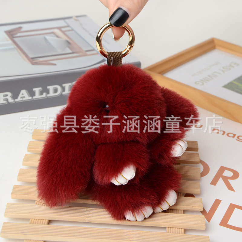 萌えウサギは死んだウサギのストラップを装っています。