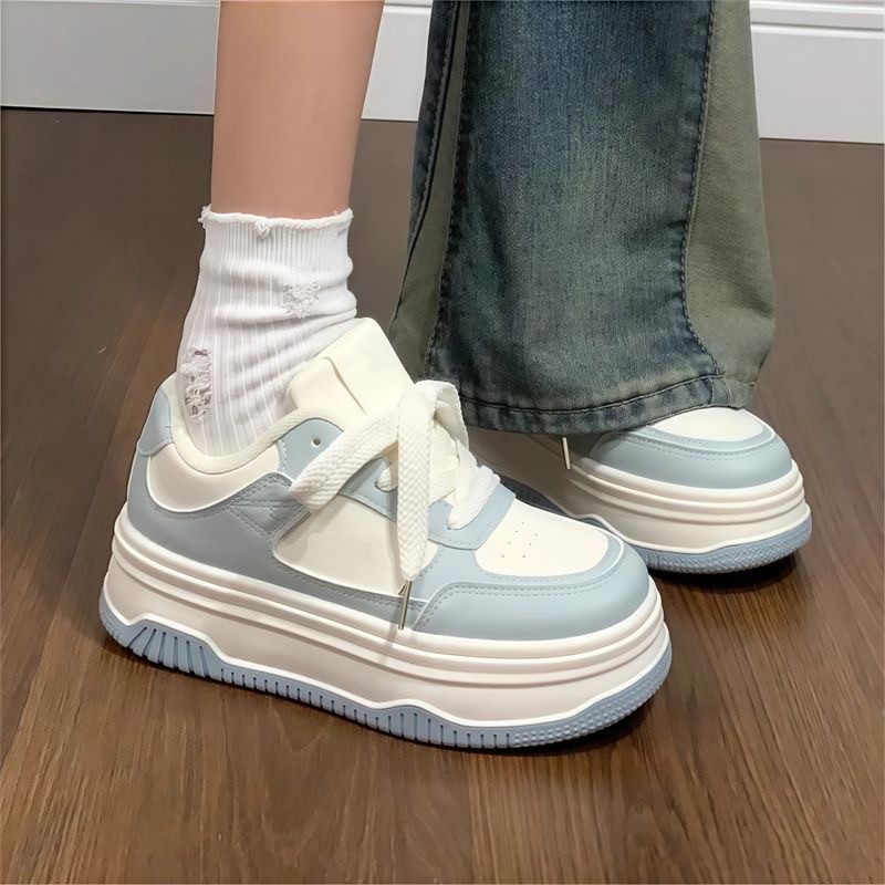 Zapatos blancos de suela gruesa para mujeres 2025 nuevo otoño versátil nicho deportivo original para estudiantes de secundaria baja placa casual zapatos versátiles