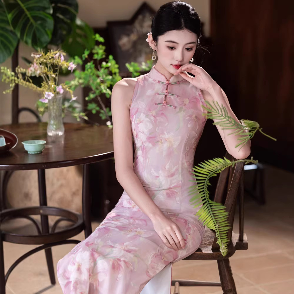 新中式粉色无袖挂脖旗袍女2026夏季新款日常改良长款气质连衣裙