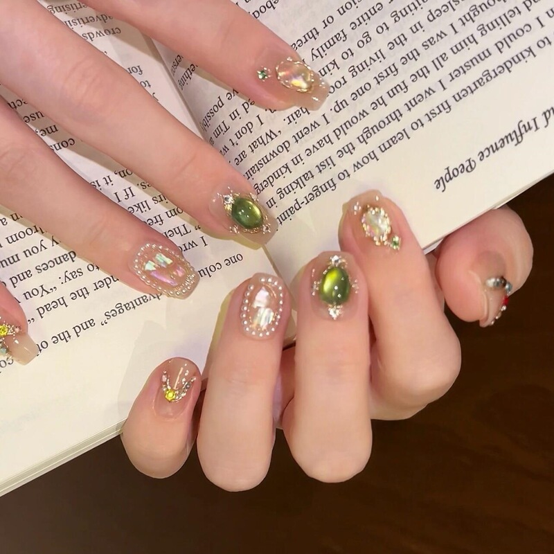 French-Style Elegant Mother-Of-Pearl Glass Bead Cat-Eye Short Handmade Wearable Nails Ins Style Gentle Brightening Fake Nail Pieces