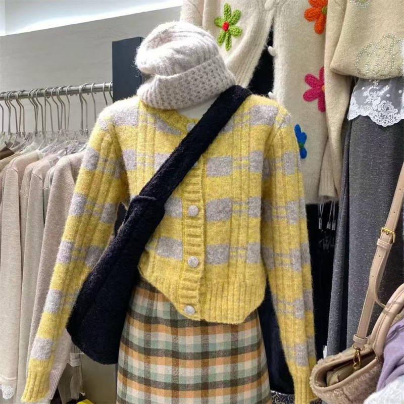 Winter fashionable retro keep warm knitted sweater with a round…