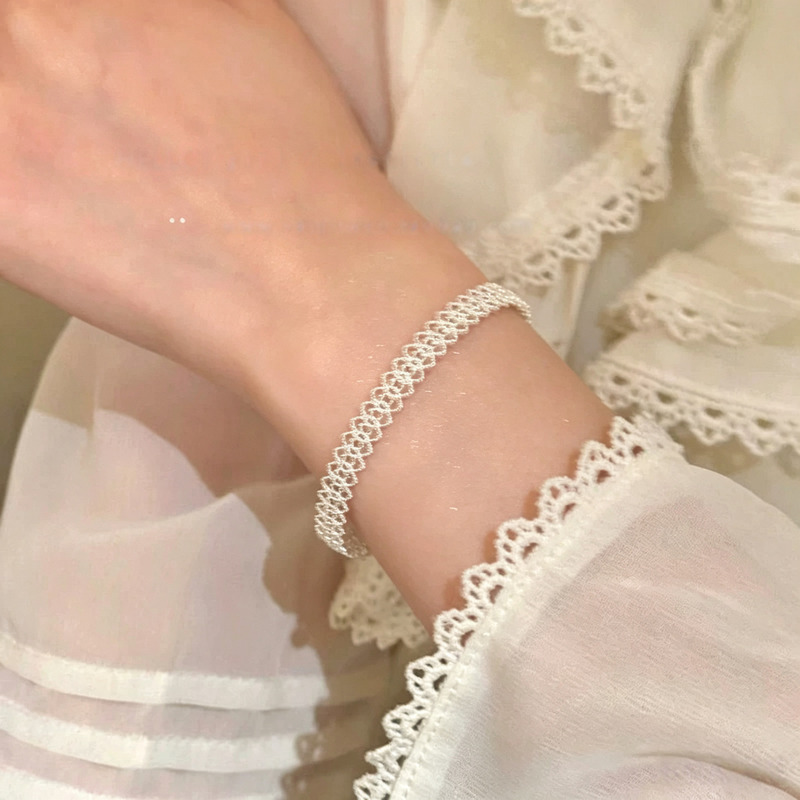 Retro minimalist Schumann white pearl bracelet, INS-style niche hollow lace layered bracelet, versatile bracelet