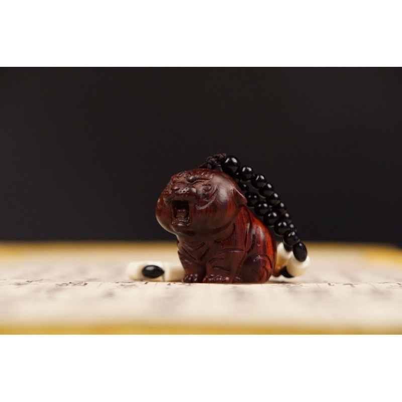 紫檀木の彫刻は壺の福袋を手にして、手にします。|undefined