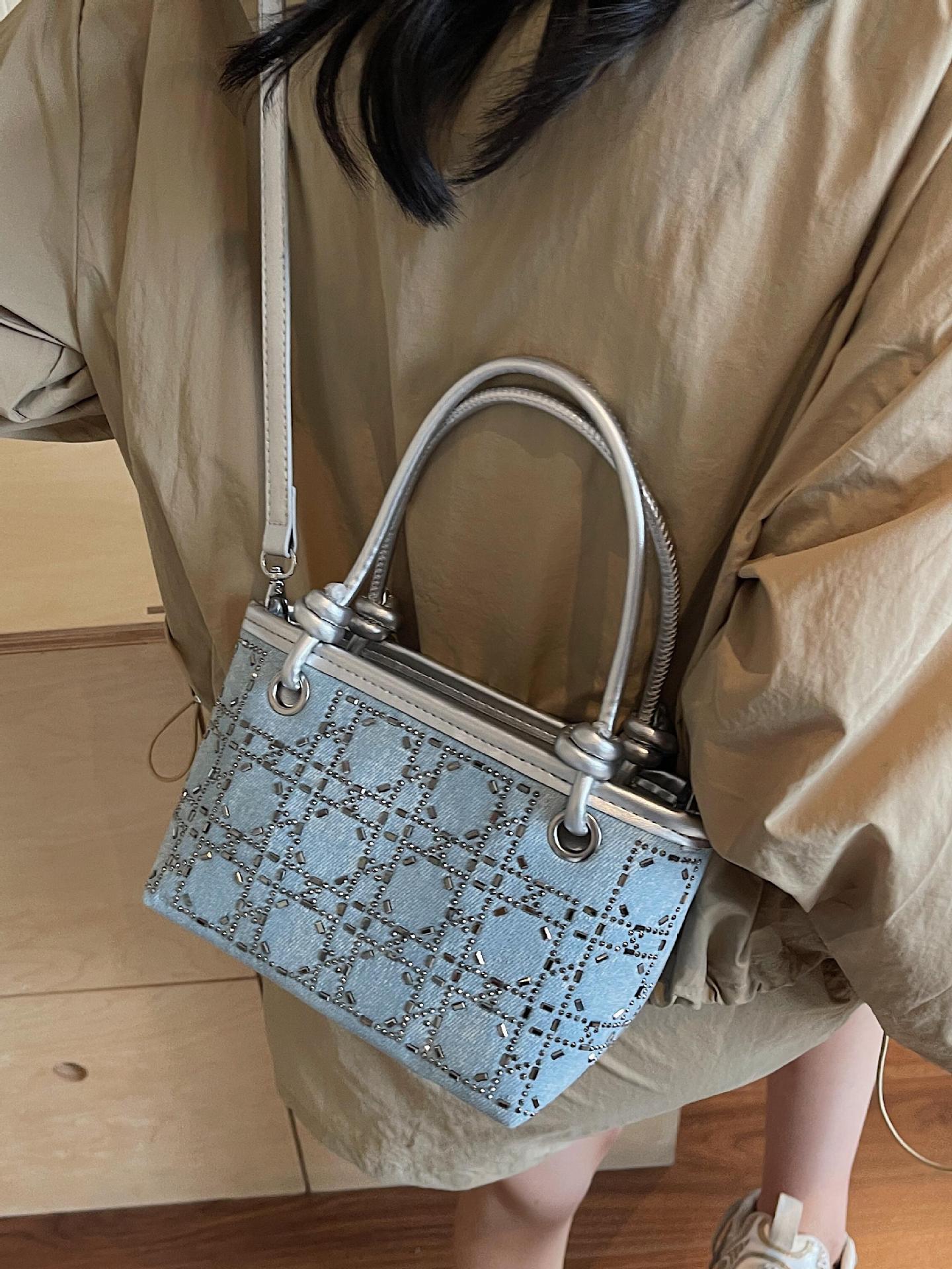 Bolsa de mano de denim para mujeres 2025, nuevo bolso de hombro de tendencia retro de verano, bolso de taladro caliente de alta calidad para mujeres