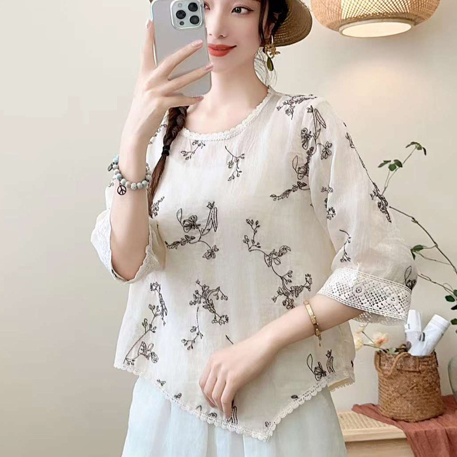Solid lace light and thin T-shirt with a round collar
