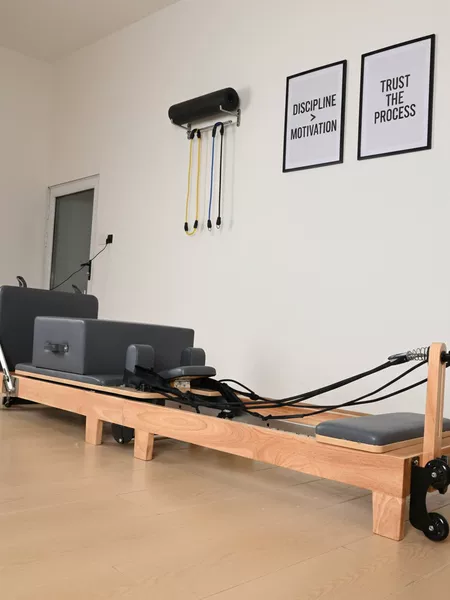 Pilates equipment manufacturer directly supplies foldable Pilates beds for home and commercial use, multifunctional oak core beds