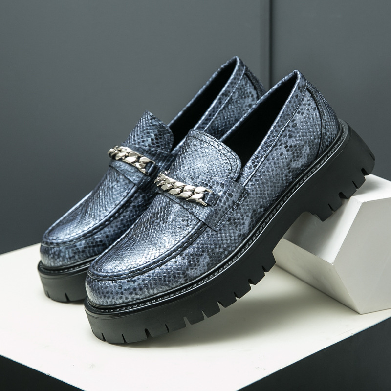 Cross-border tamaño 46 graso aumento de la parte superior de los zapatos de cuero de hombre esmaltado cara brillante zapatos casuales de talón grueso Lefour estilo de pelo zapatos de moda