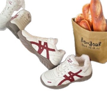 Aumentar la altura de los zapatos de entrenamiento de mujeres 2025, invierno nuevas zapatillas casuales con camisa gruesa, zapatos para padres y mujeres.