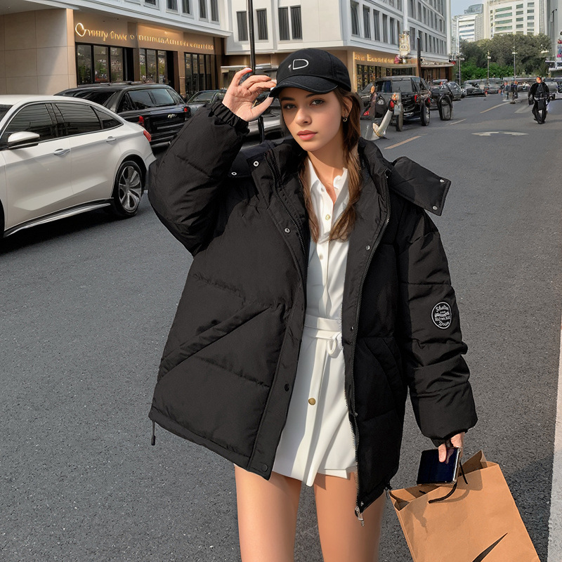 Warme Jacken für Damen sind beliebt bei übergroßen Overalls und locker geschnittenen, baumwollgefütterten Jacken_voghion.com