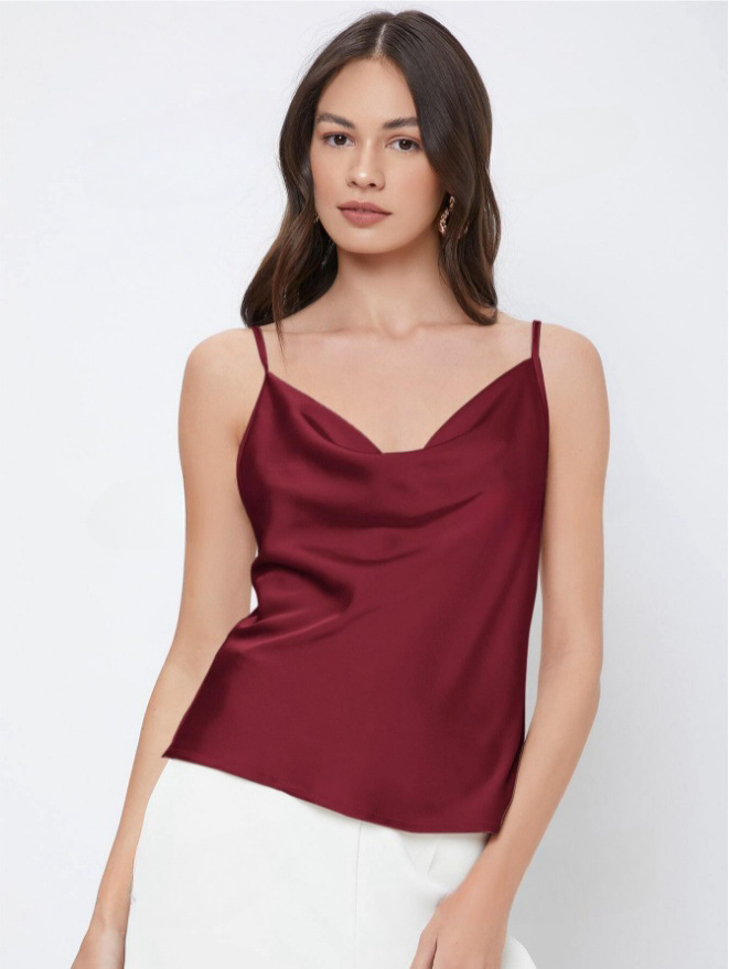 Camisola de satén de seda de imitación en el interior del traje
