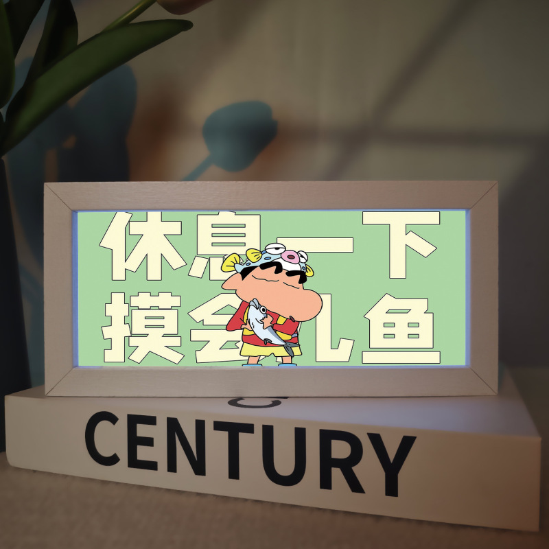 クレヨンの小さい新しい文字の励ましの志の小さい夜の明かりのプレゼントのベッドの事務室の机は装飾の伴寝灯の雰囲気の明かりを並べます。|undefined