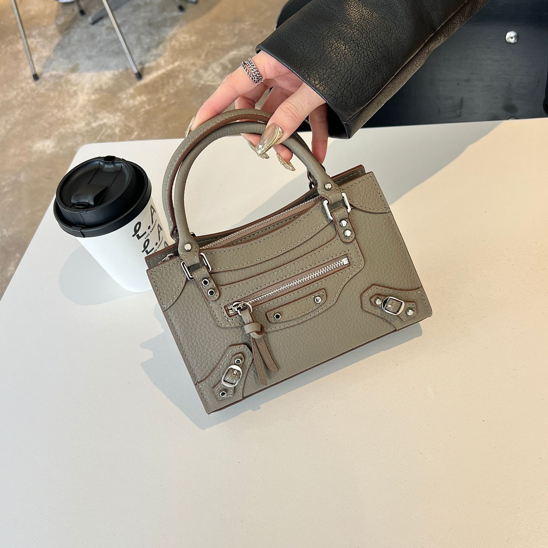 회색