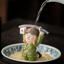 变色茶宠摆件日本人下跪投降茶玩茶桌茶盘装饰品茶具配件精品摆件