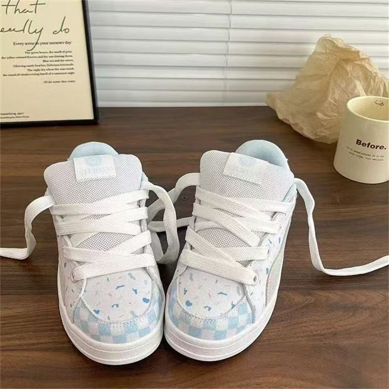 Versión coreana de las zapatillas de nicho a juego de arándano, las mujeres están de moda en la primavera de 2025, los nuevos zapatos de pan casuales de moda de todos los partidos