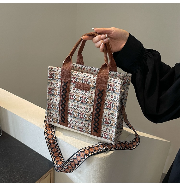 Women's Large Canvas Flower Elegant Vintage Style Streetwear Square Zipper Tote Bag display picture 19