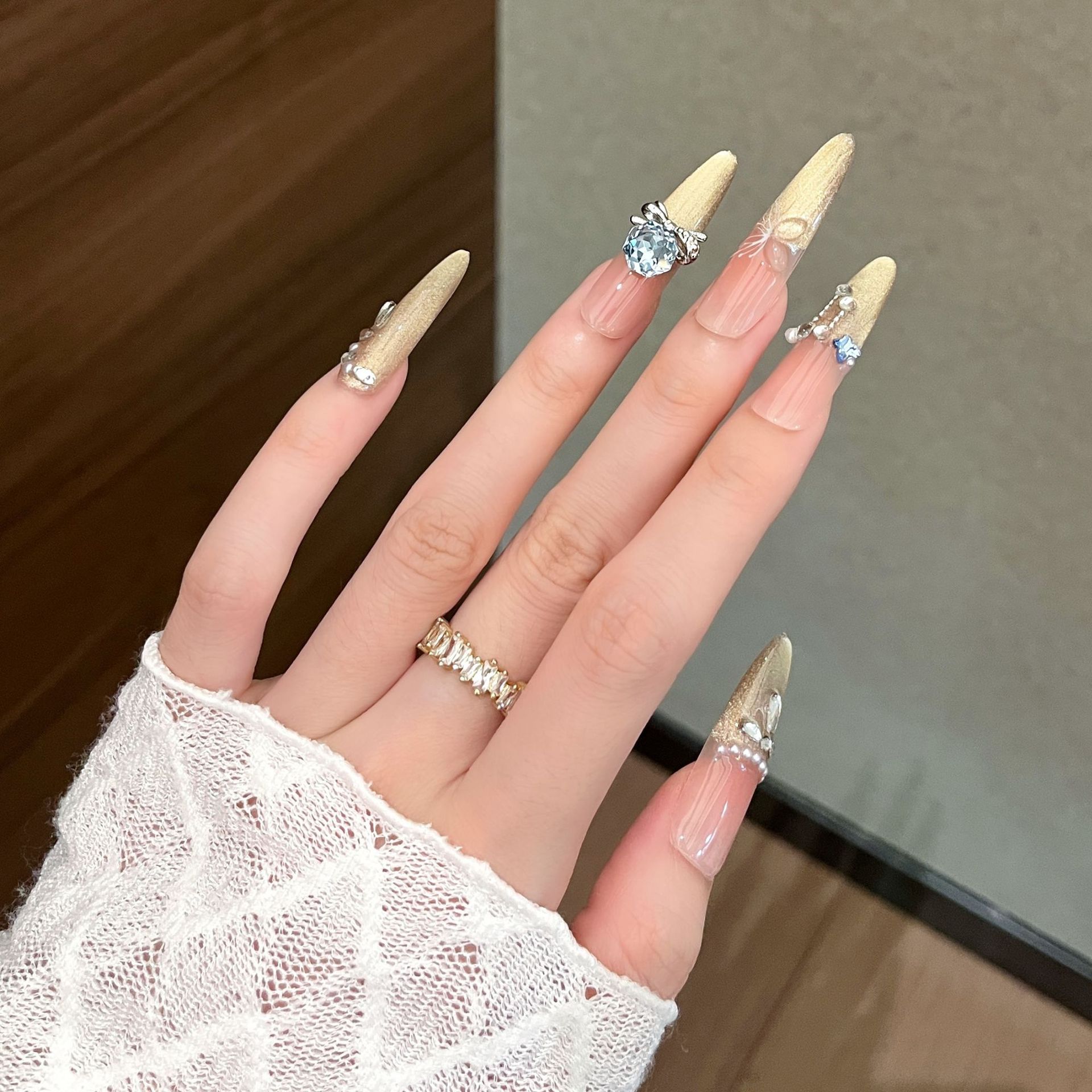 Armadura vestida a mano, ojos de gato, ojos de gato de oro francés, uñas de ojo de gato de color dorado, atmósfera pura, pegatinas de uñas de estilo de dama blanca