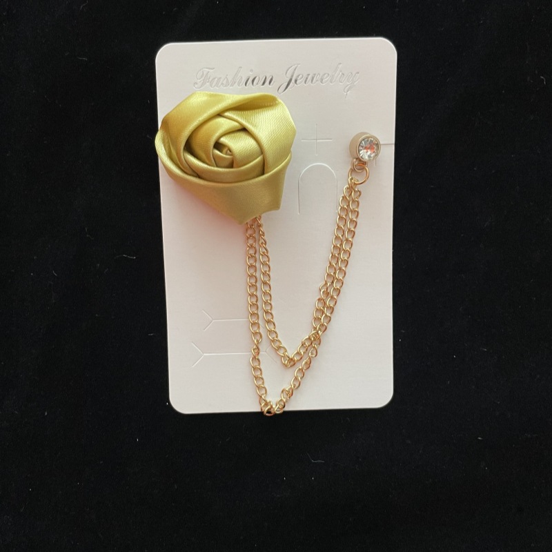 Broche de flor de rosa en tela para hombre con borlas boda_voghion.com