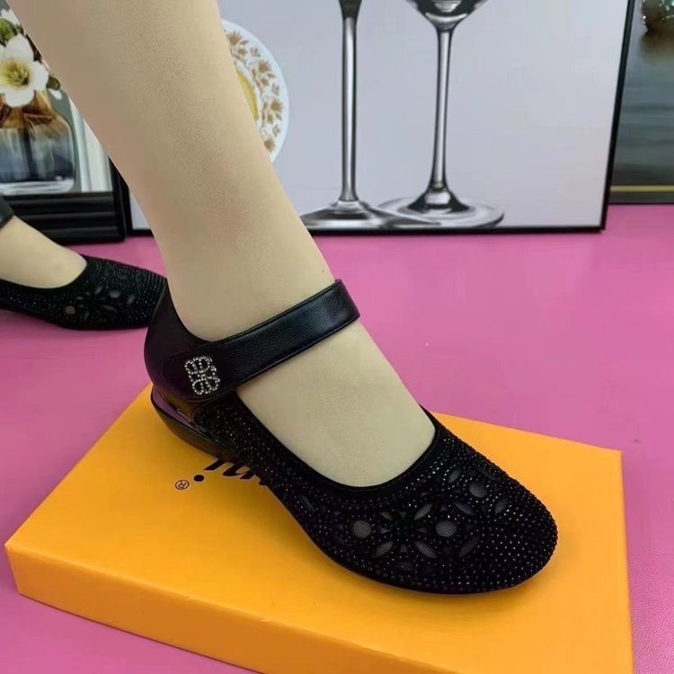 Zapatos individuales huecos y transpirables zapatos de mujer de superficie suave con suela suave 2025 zapatos con agujeros de tacón bajo con velcro de verano sandalias de madre para mujer