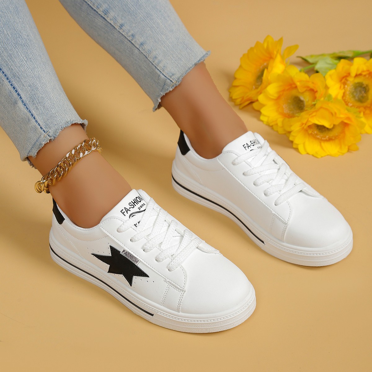 Zapatos blancos universales para mujeres 2025 primavera nuevos estudiantes estrellas zapatos casuales zapatos de skate baja tendencia ultra ligera