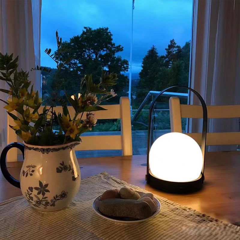 Lámpara de escritorio portátil danesa creativa portátil recargable al aire libre en la atmósfera de camping noche de noche de la niña