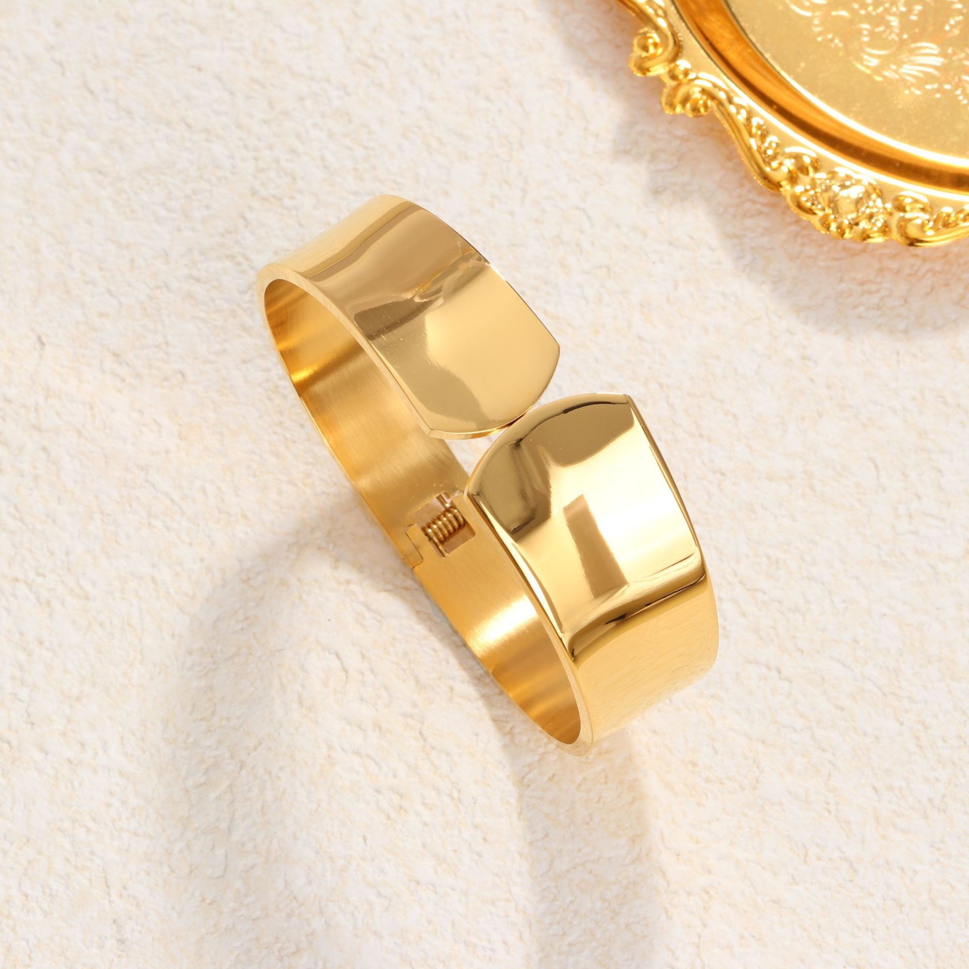 69 글로시 와이드 브레이슬릿 골드