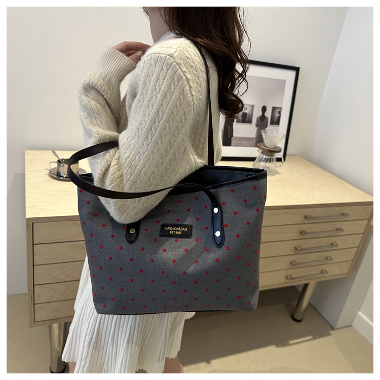 The 2024 new Korean-style tote bag with a college style is stylish, elegant and beautiful. It is a large-capacity single-shoulder and underarm commuter handbag undefined