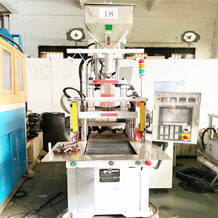 35吨百塑立式高速精密滑板注塑机