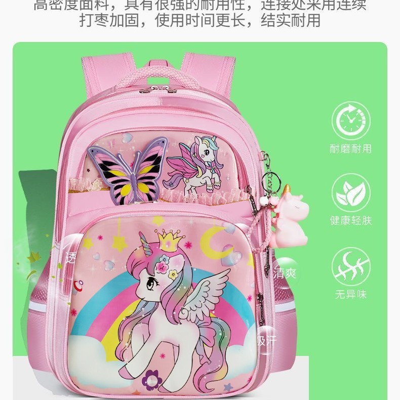 馬の王女のかばんの女子学生の氷雪は一から六年生の女子学生の背中を保護して子供の女子一年生を減らします。|undefined