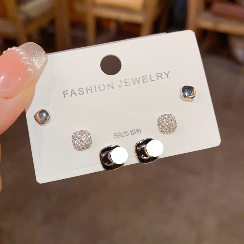 S925 aguja de plata micro incrustaciones de circón pendientes cortos pendientes de pelo corto japonés y coreano elegante todo-fósforo simple conjunto de tres piezas pendientes para las mujeres