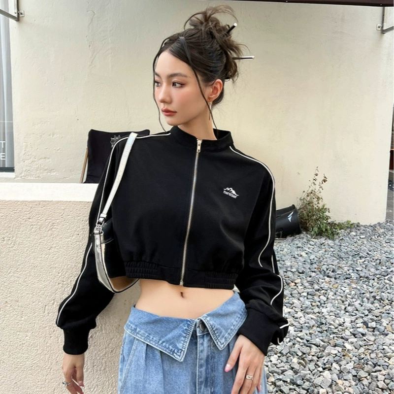 Настоящая фотография новой осенне-зимней женской свободной куртки на молнии в американском стиле преппи с вышивкой 2025 года, модный бренд, милая и крутая короткая куртка