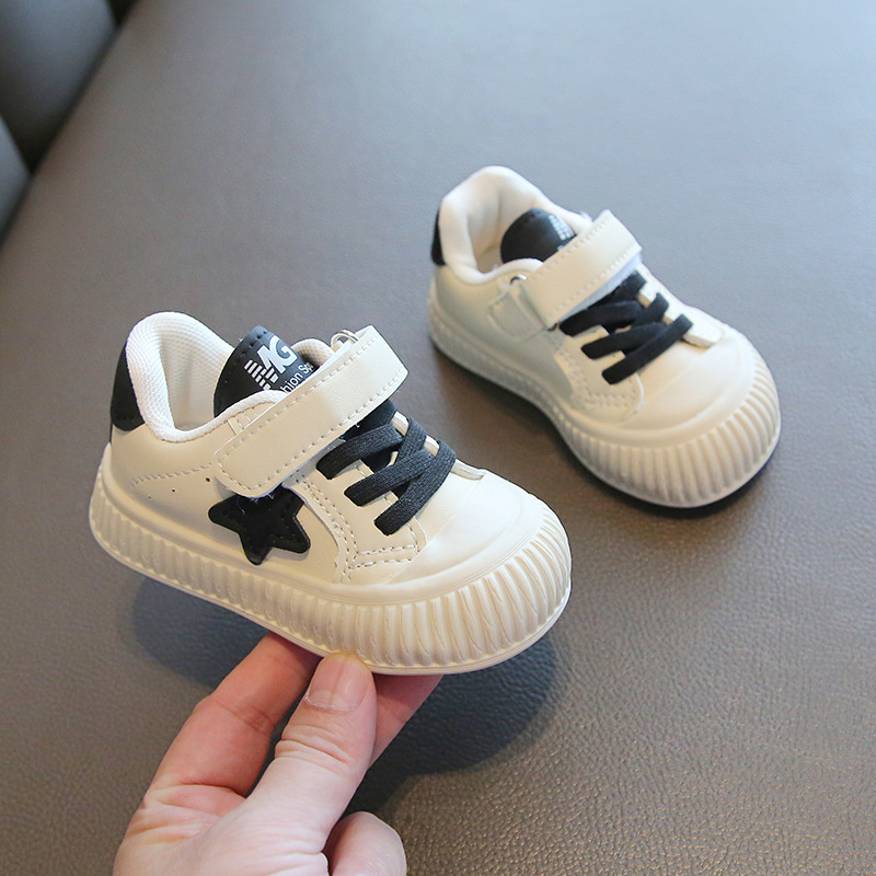 Beebikevadised ja sügisesed beebipehmed tallad, libisemiskindlad üksikud väikesed valged kingad, nahkpind, lastejalatsid_voghion.com