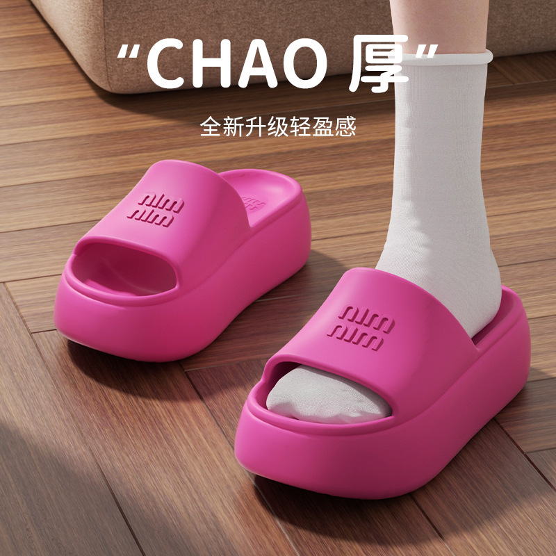 Zapatillas de fondo grueso para damas verano nuevo interior antideslizante sensación de pisar mierda puede usar pareja sandalias mujeres