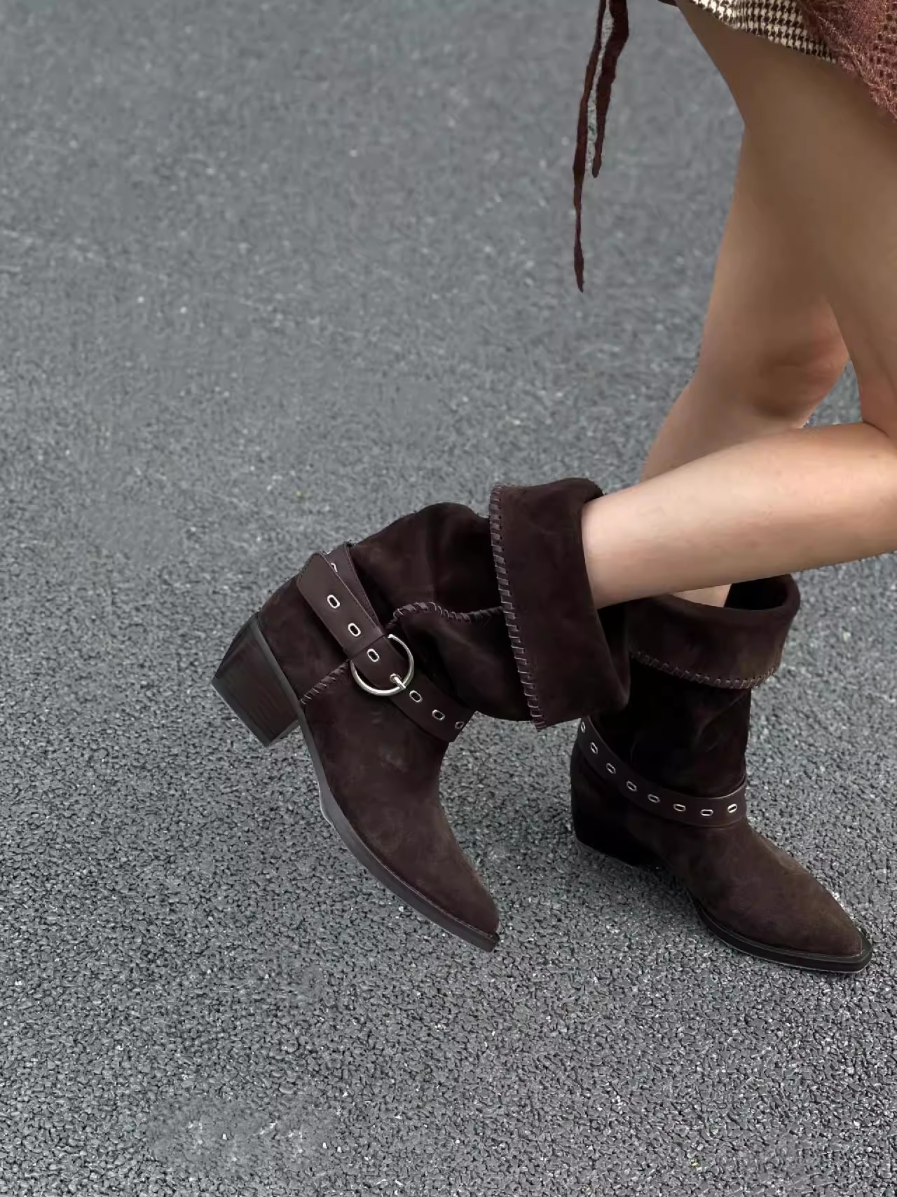 Stivali da equitazione in pelle scamosciata con fibbia, stile western, nuovi arrivi autunno/inverno 2025, larghi, a punta, a metà polpaccio, con tacco spesso, pensati esclusivamente per le donne._voghion.com