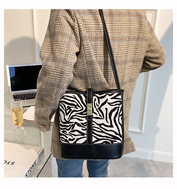 Retro New Bucket Bag Korean Fashion Hit Color Printing Leopard Print One-shoulder Messenger Bag display picture 8