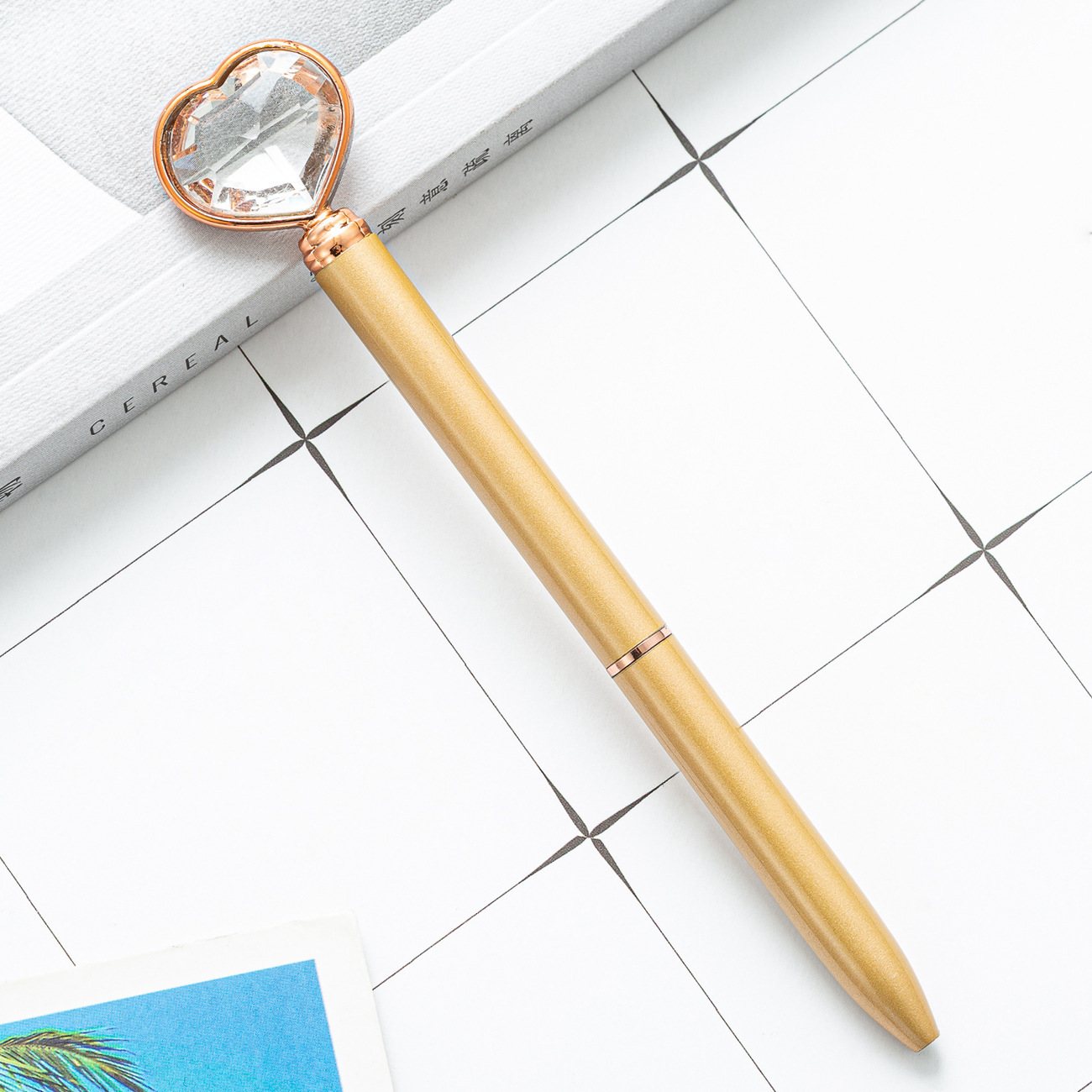 Bolígrafo de diamante en forma de corazón de alto valor visual para estudiantes bolígrafo de metal creativo regalo publicitario logotipo de bolígrafo de amor de cristal