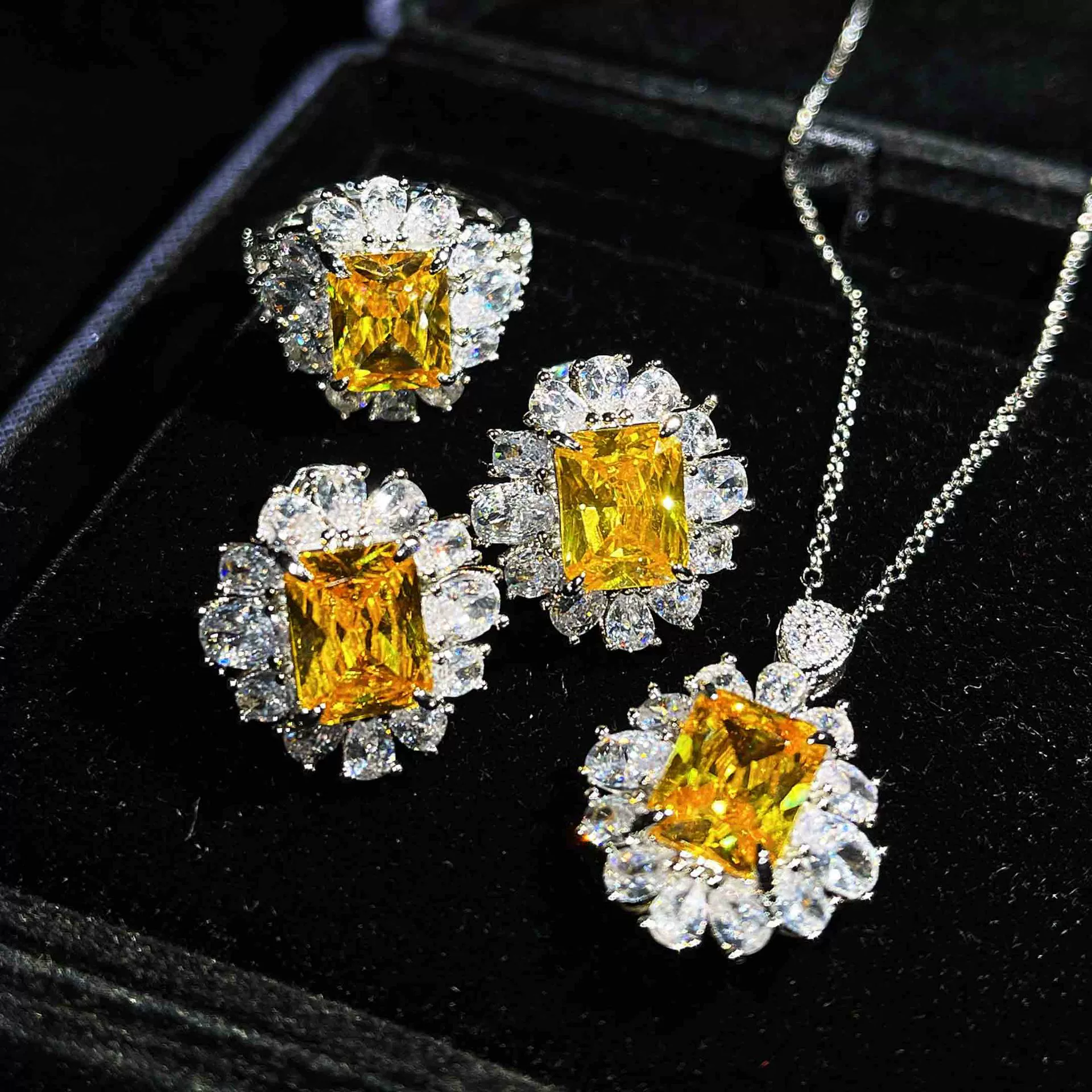 Net Red Live Caibao Set Astche Huang Diamond Topa Blue Agel Powder Diamond Ring Earrings Earrings Pendant Female