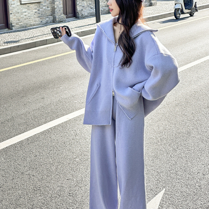 Autumn sports suit for leisure