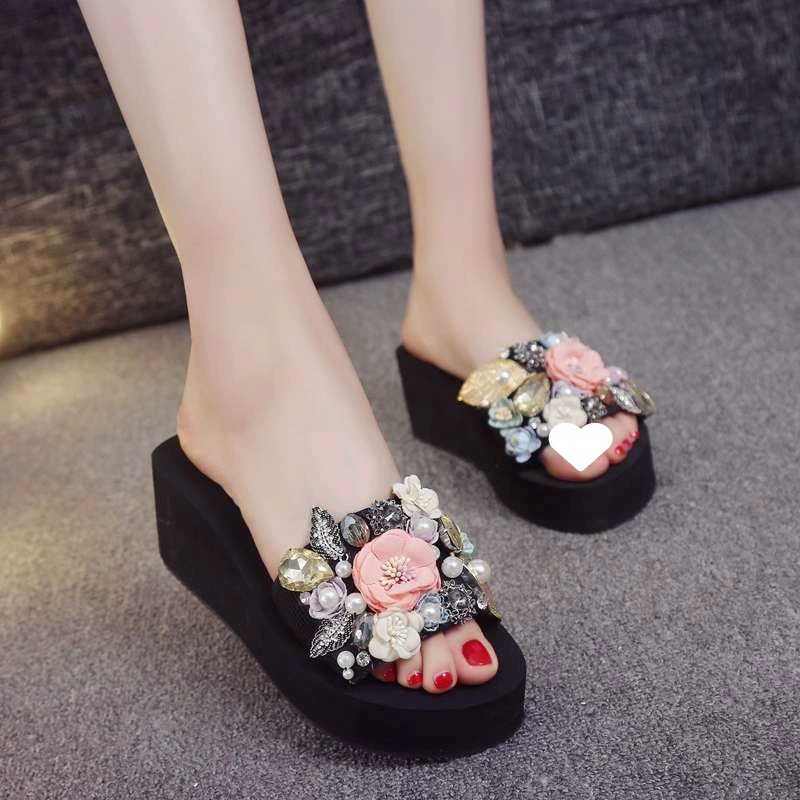 Новые стильные женские тапочки ручной работы с жемчужными цветами, инкрустированные бриллиантами, летняя модная верхняя одежда, сандалии на толстой подошве, нескользящая пляжная обувь, женские тапочки