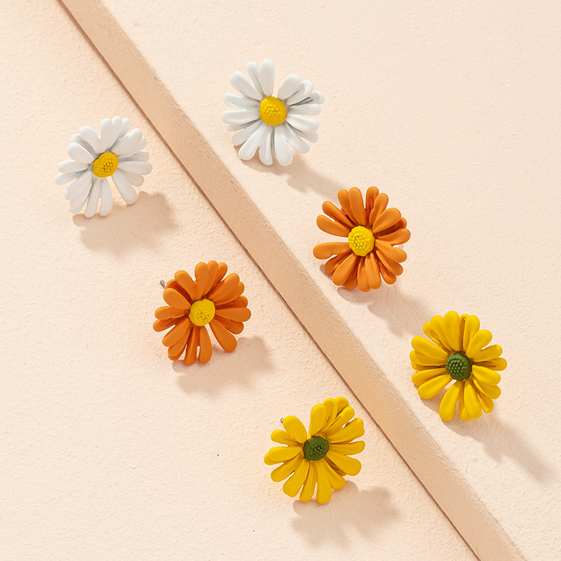 New Simple Fashion Daisy Earrings display picture 2