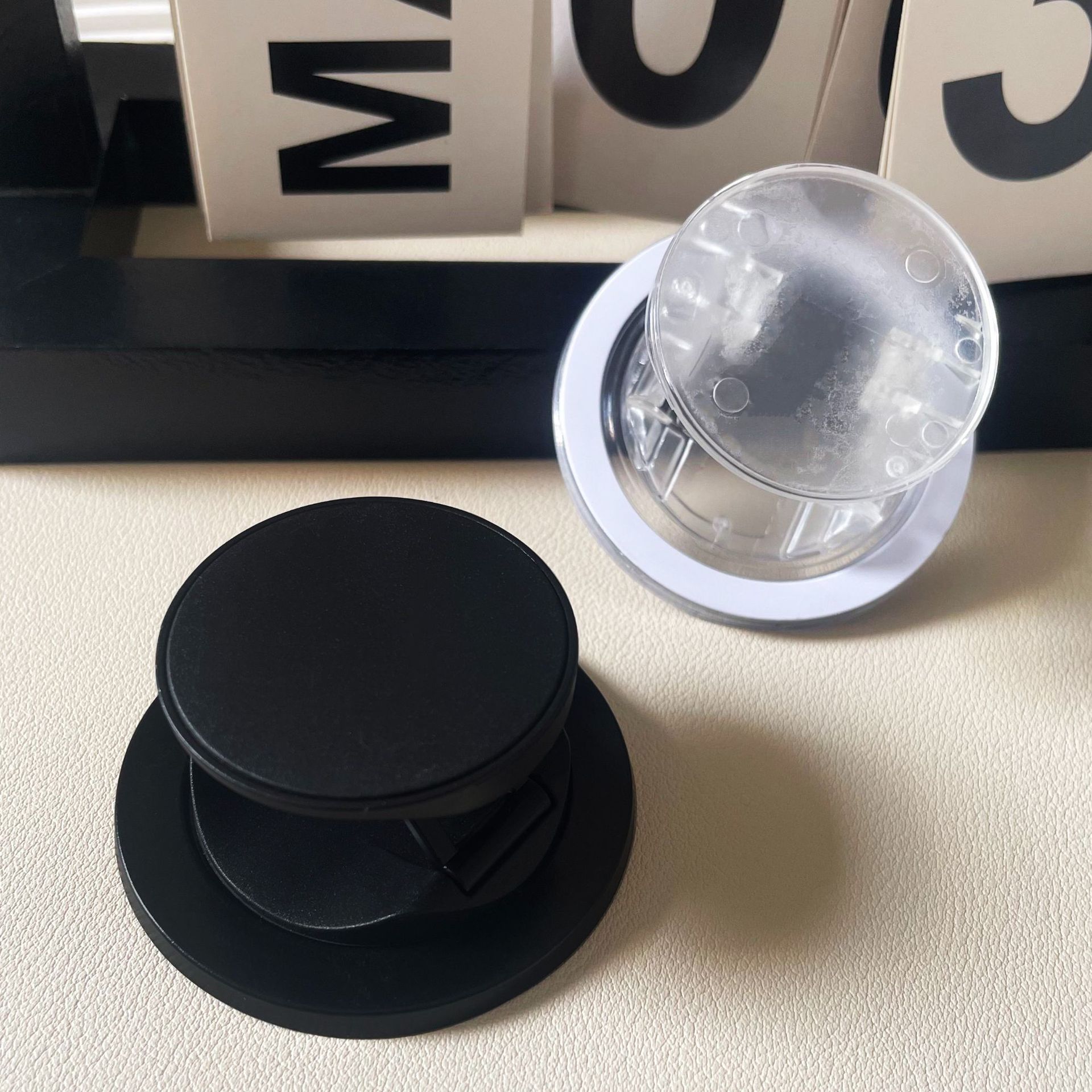 Mini viento negro y blanco plegable absorción multifuncional soporte de teléfono móvil perezoso escritorio drama accesorios de caso de teléfono móvil versátil