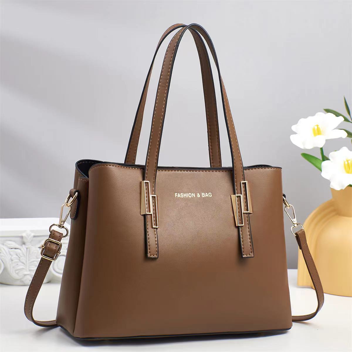2025 nuevo bolso de mensajero de diseño de nicho bolso de mujer simple de un solo hombro de alta gama estilo de moda clásico