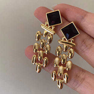 Light luxury European and American cold style gold earrings niche design high-end black gem internet celebrity earrings earrings silver needle