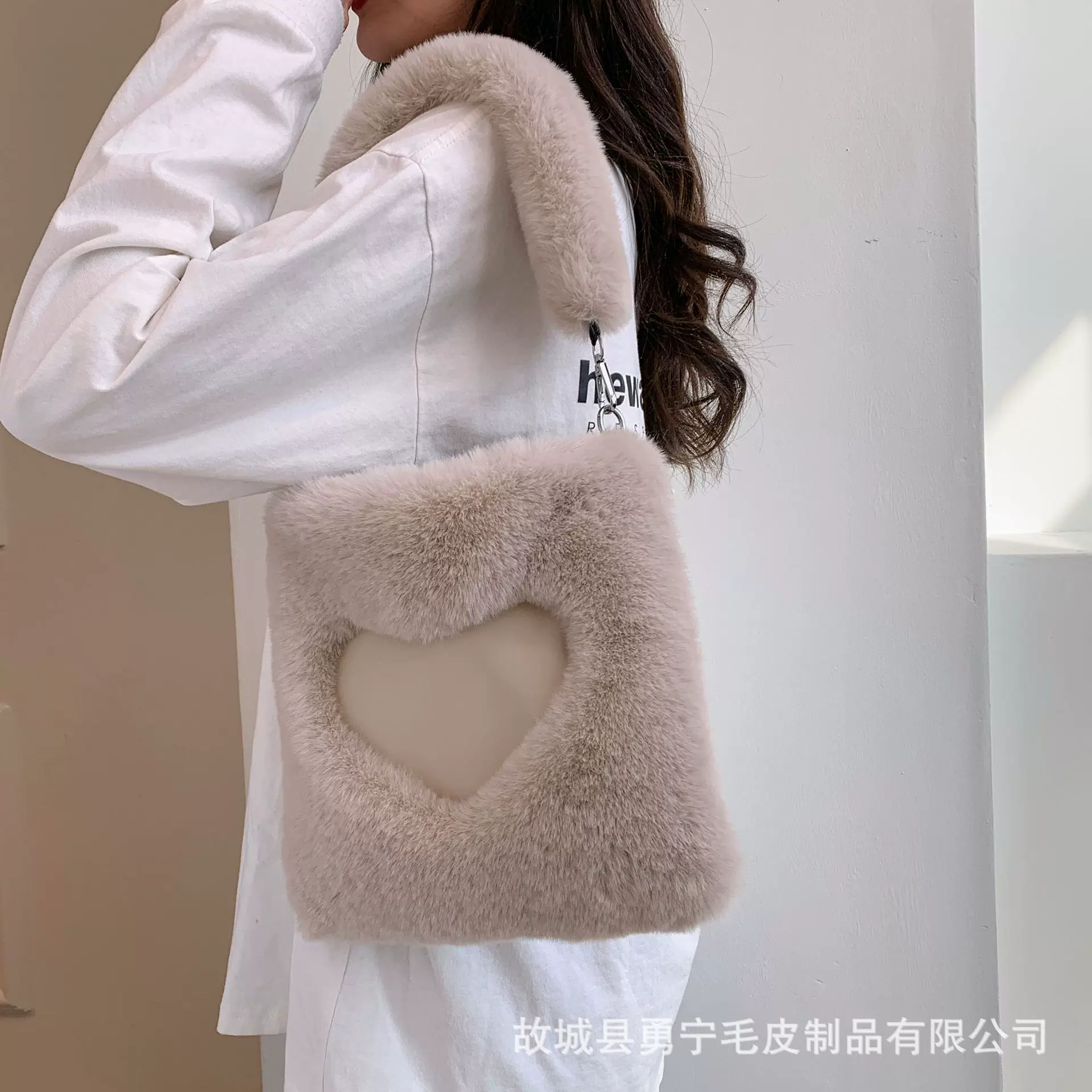 时尚爱心包百搭女2025新款秋冬大容量单肩斜挎毛绒包包大容量托特