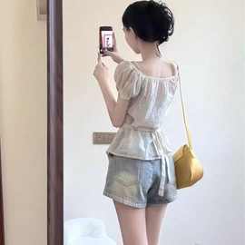 贰羊设计花落法式绣花抽褶大领上衣+牛奶丝吊带背心两件套装