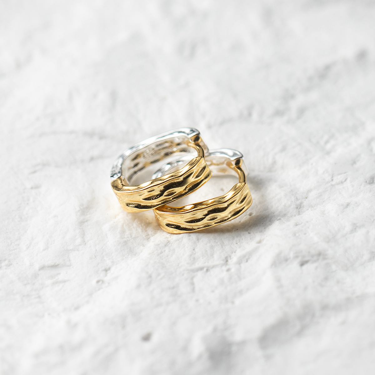 Aloch S925 Pendientes de plata esterlina Pendientes circulares Pliegues Patrón de papel de aluminio Diseño de nicho Hebilla de oreja con textura M02922